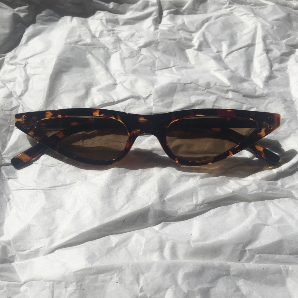 sleek tortoise sunglasses